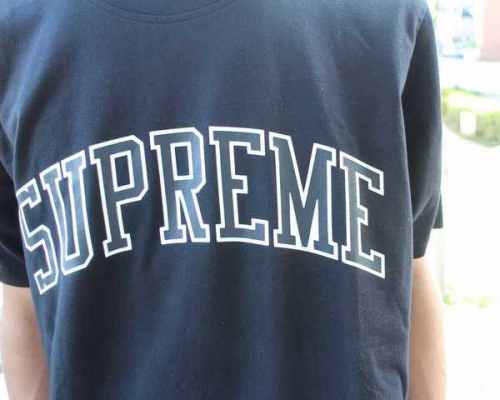 SUPREMEのTシャツ
