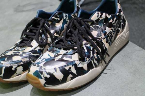 靴のスニーカー