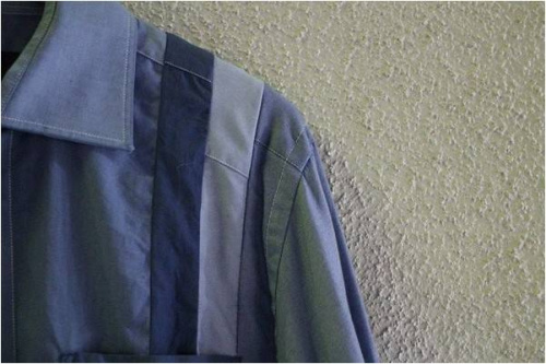 トップスの長袖シャツ