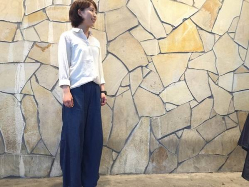 トップスのとろみブラウス