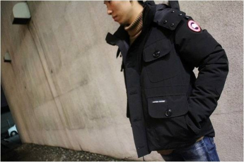 トップスのダウンジャケット