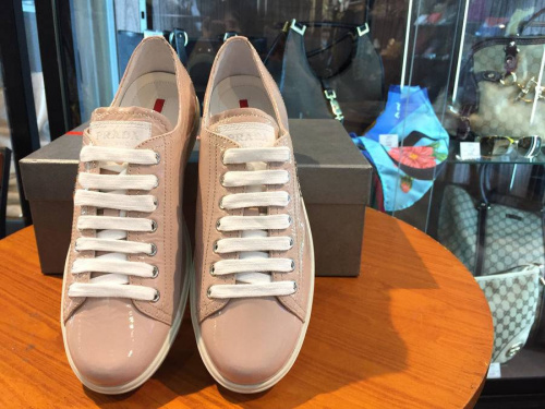 プラダ　スニーカーの川口　中古