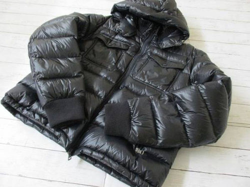 ダウンジャケットのMONCLER