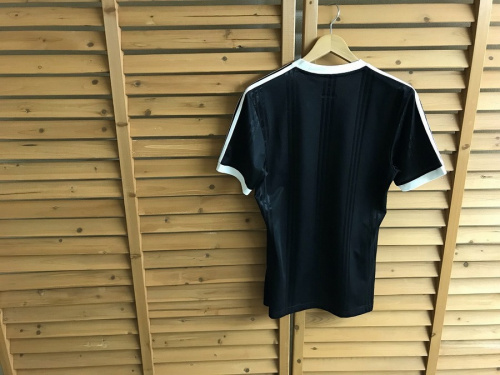 アディダス×ゴーシャラブチンスキーのTシャツ