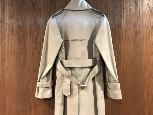 バレンシアガのゴム引きコート