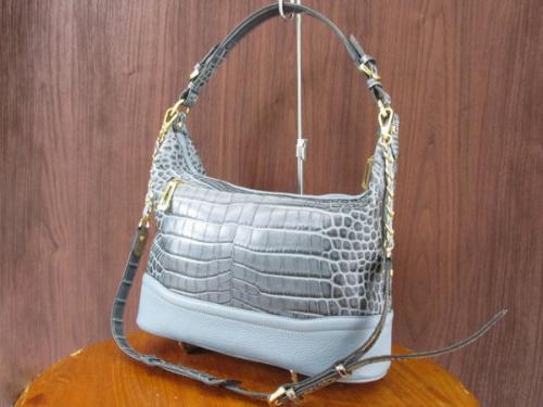 ココセリュックス ゴールドのクロコ型押しショルダーバッグ
