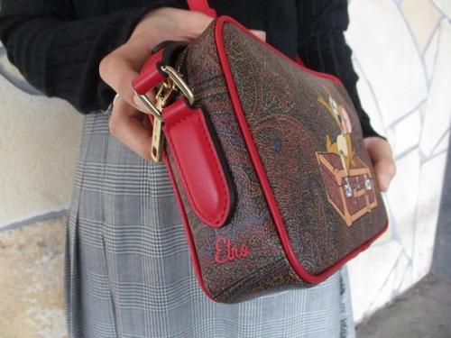 ショルダーバッグのトムとジェリーコラボ