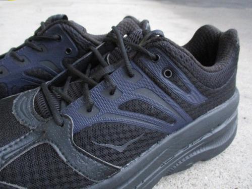 ホカ オネ オネ × エンジニアド ガーメンツのスニーカー