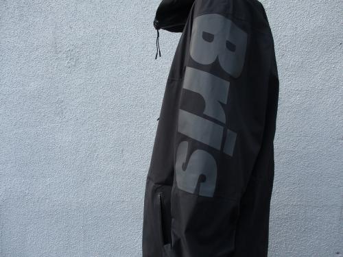 エフシーアールビーxソフのナイロンジャケット