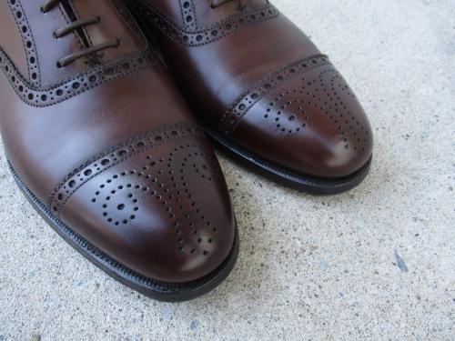 クロケット＆ジョーンズのメダリオンシューズ