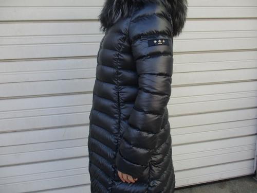 タトラスのリバーシブルダウンコート