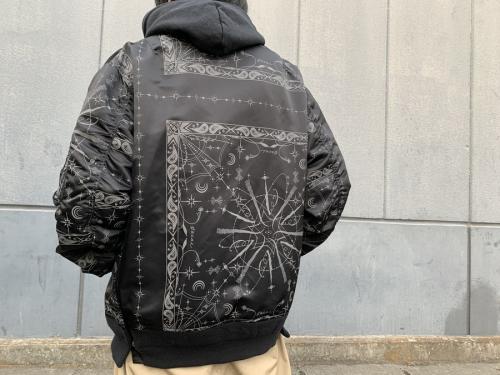 サカイのバンダナプリントブルゾン