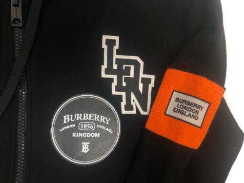 ロゴパッチディティールフーディーのメンズ