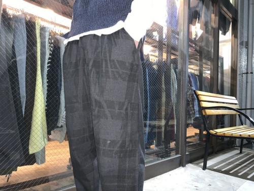 マルニのトロピカルイージーテーパードパンツ