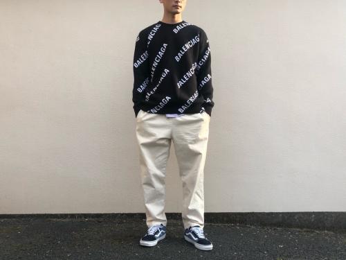 バレンシアガのクルーネックロゴニット