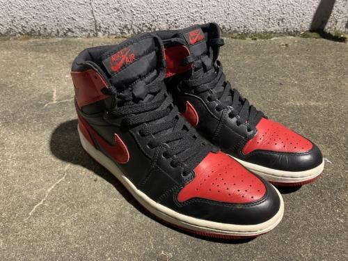 ナイキのAIR JORDAN 1 RETRO  BLACK/VARSITY RED