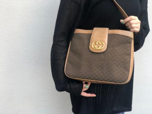 グッチのGGキャンバスヴィンテージショルダーバッグ