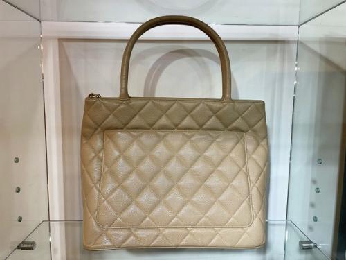 シャネルのキャビアスキントートバッグ