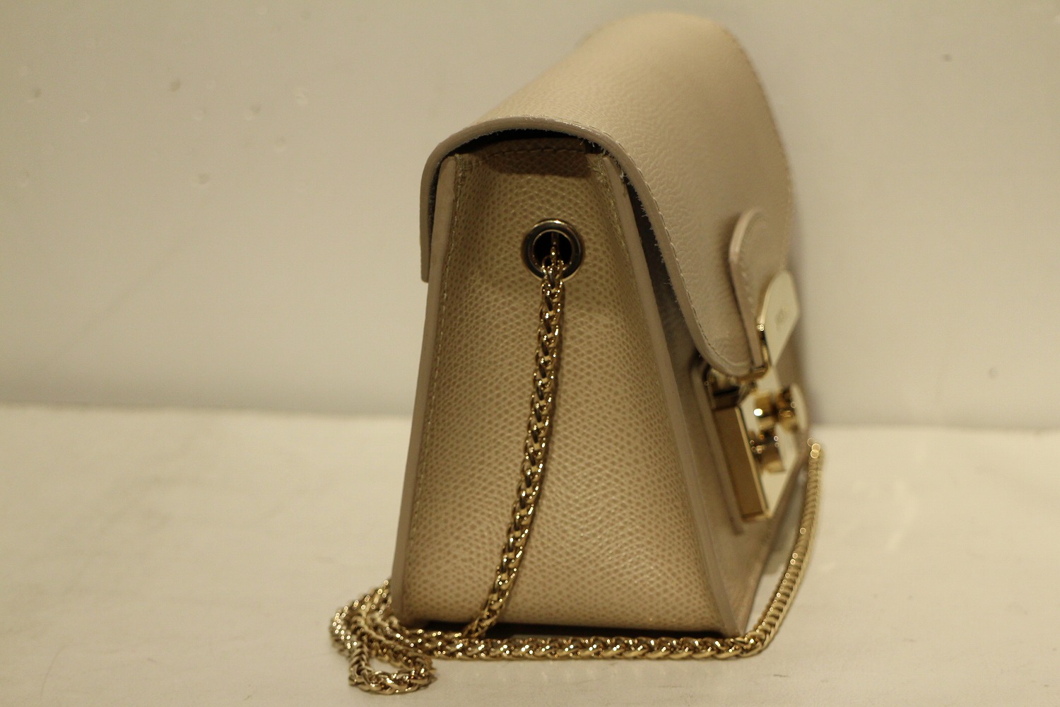 FURLA（フルラ）からカスタム可能なチェーンショルダーバッグ、メトロ 