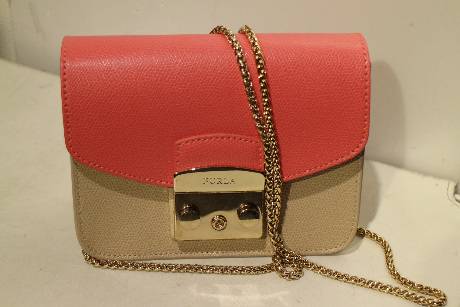 FURLA（フルラ）からカスタム可能なチェーンショルダーバッグ、メトロ 