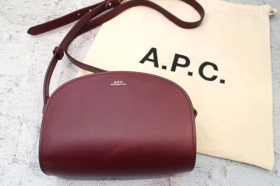 APC  アーペーセー　ハーフムーンバッグ