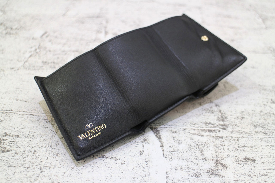 VALENTINO スタッズ付き三つ折り財布 ⭐️VALENTINO⭐️アイボリー スタッズ付き三つ折り財布 - メルカリ