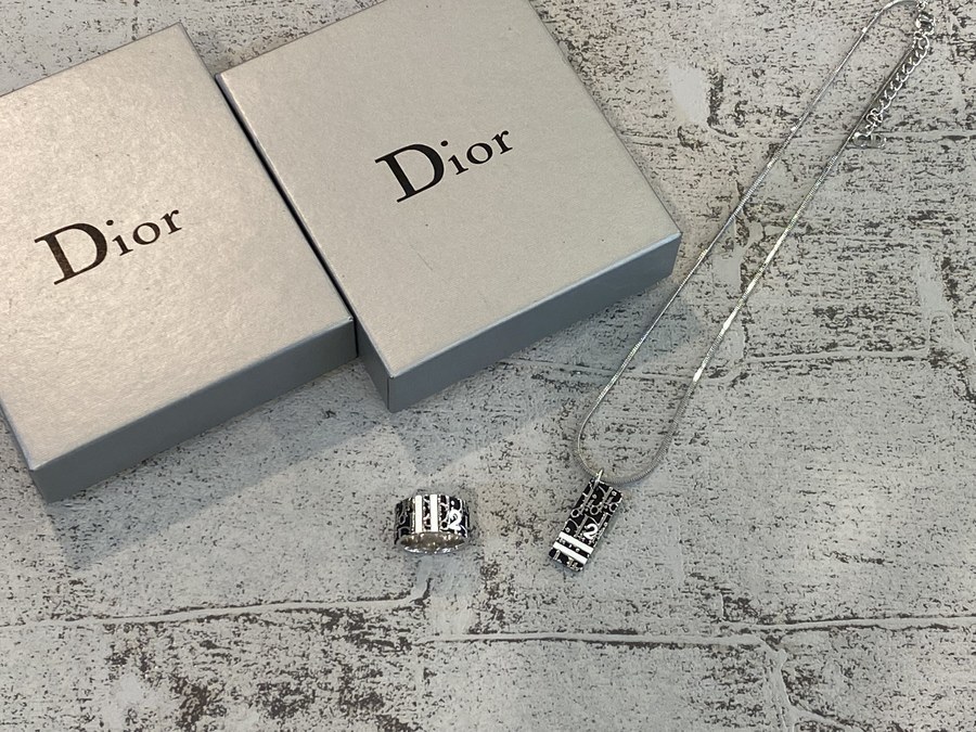 ７約１１号から１３号くらいChristian Dior【ディオール】トロッターリング＆ネックレス