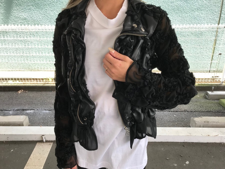 ノワールケイニノミヤ フリル装飾レースアップ ライダースジャケット noir kei ninomiya/ノワール ケイ ニノミヤ】よりフェイクレザー切替