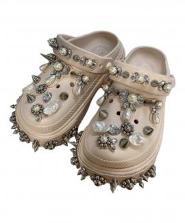 「コラボ・別注アイテムのcrocs × Simone Rocha 」