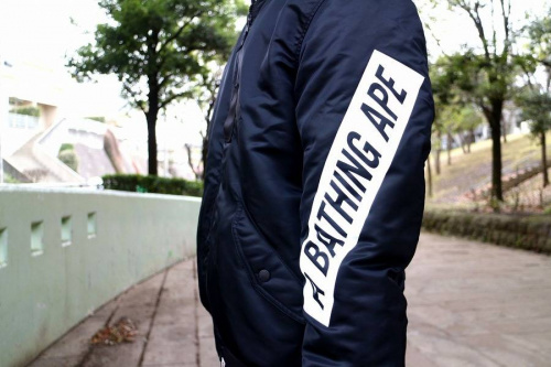 ボンバージャケットのエイプ