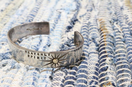 ウイングハンズのバングル