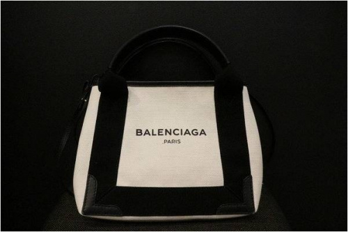 バレンシアガの横浜