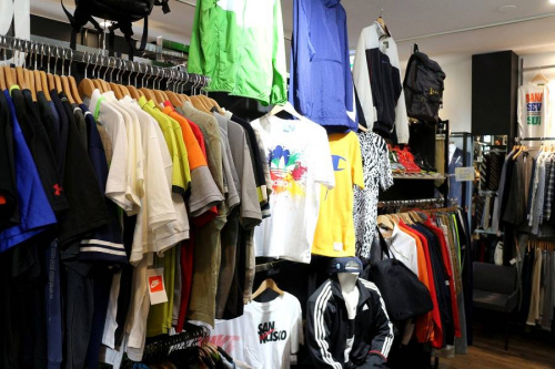 ナイキのアディダス