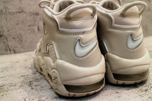 AIR MORE UPTEMPOのスニーカー