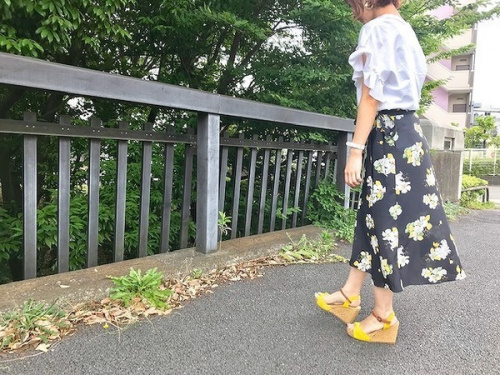 ラップスカートの花柄スカート