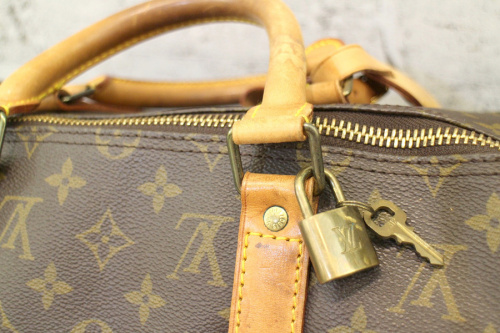 トラベルバッグのモノグラム