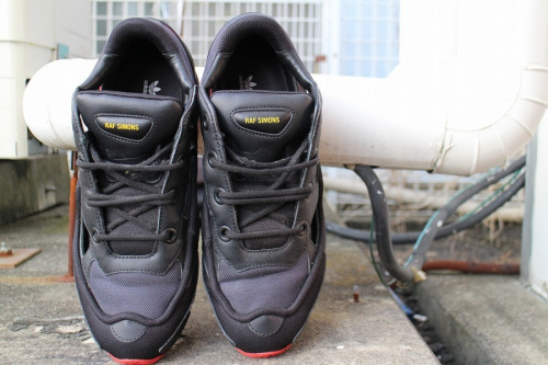 アディダス×ラフシモンズのスニーカー