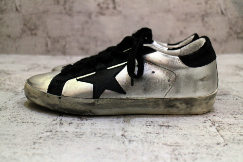 ゴールデングースのスニーカー