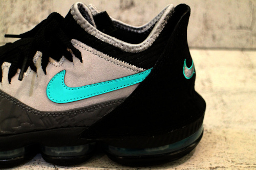 コラボ・別注アイテムのNIKE