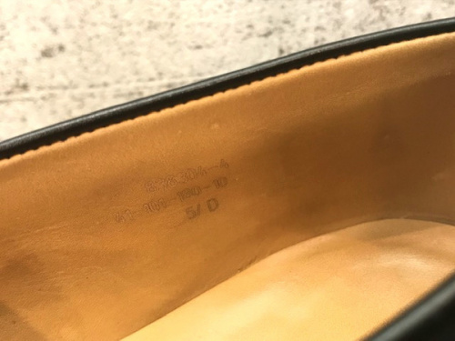 シグニチャーローファーの革靴