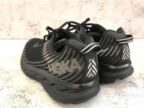 ホカ オネオネのスニーカー