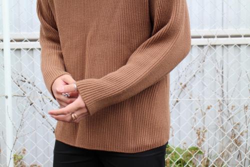 オーラリーのニット