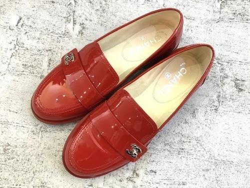 シャネルのテントレザーローファー