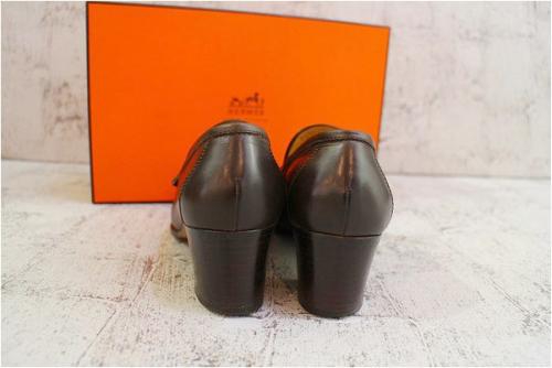 エルメスのコンスタンスロゴヒールローファーパンプス