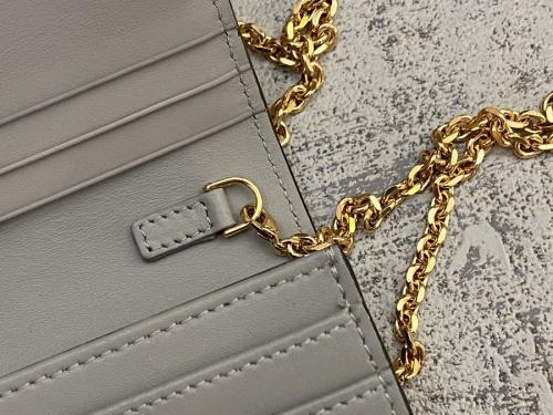 フェンディのプレキシガラススタッズチェーンウォレット