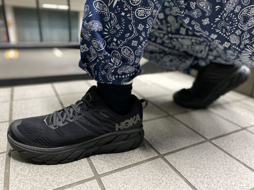 スニーカーのHOKAONEONE