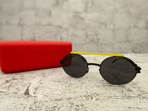 コラボ・別注アイテムのMYKITA × AMBUSH