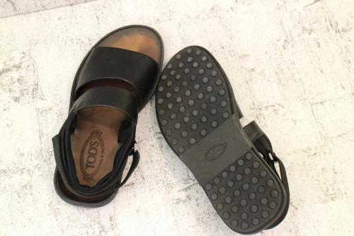 トッズのレザーサンダル