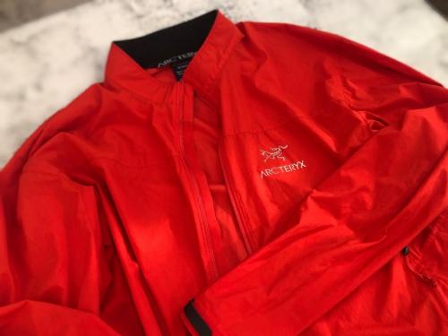 アークテリクスのバックロゴナイロンジャケット