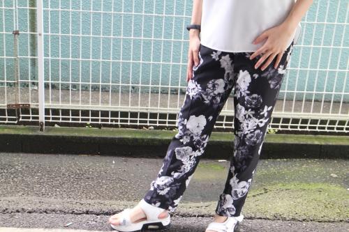 セオリーのフラワー総柄シルクパンツ